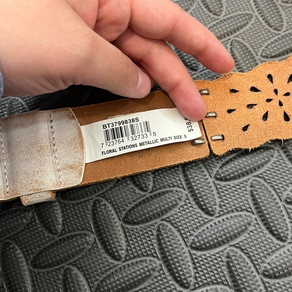 Fossil Floral Stations Belt Small Metallic White Gold Silver Leather BT3799838S - Picture 8 of 8